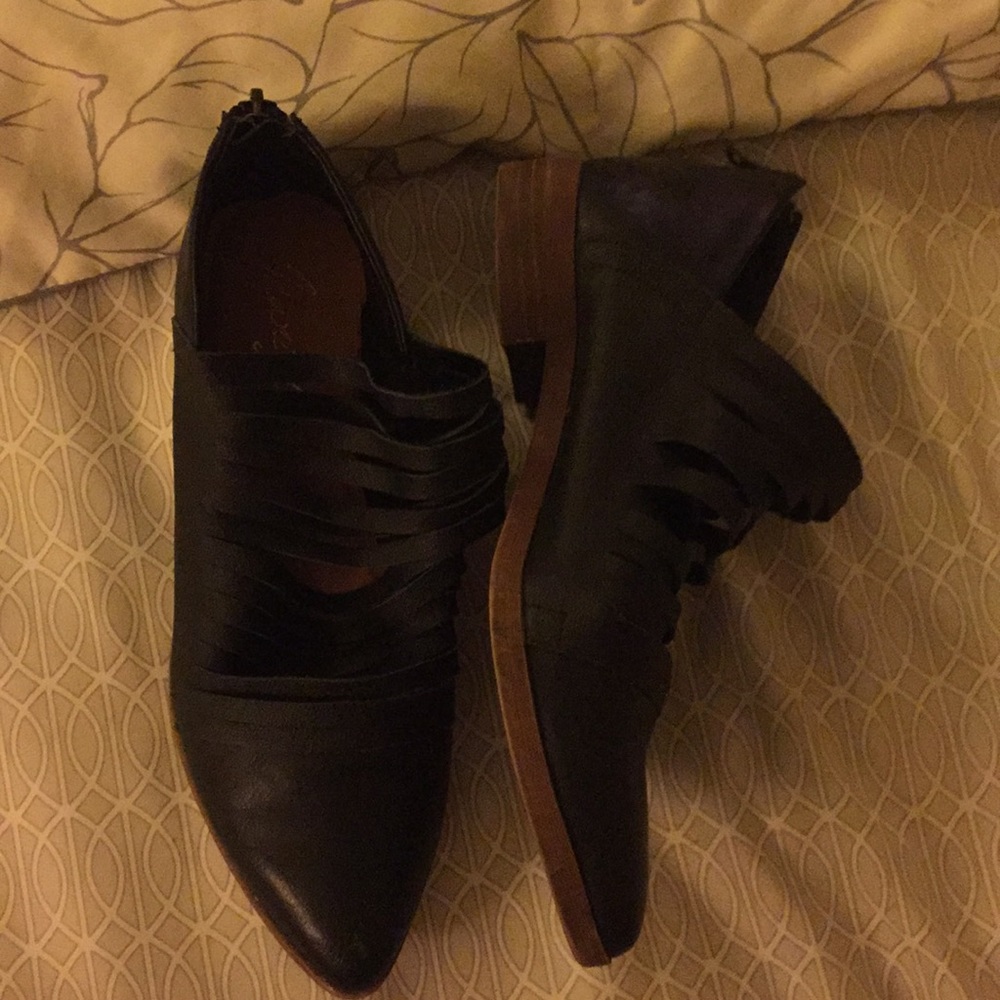 Cut out booties/loafers